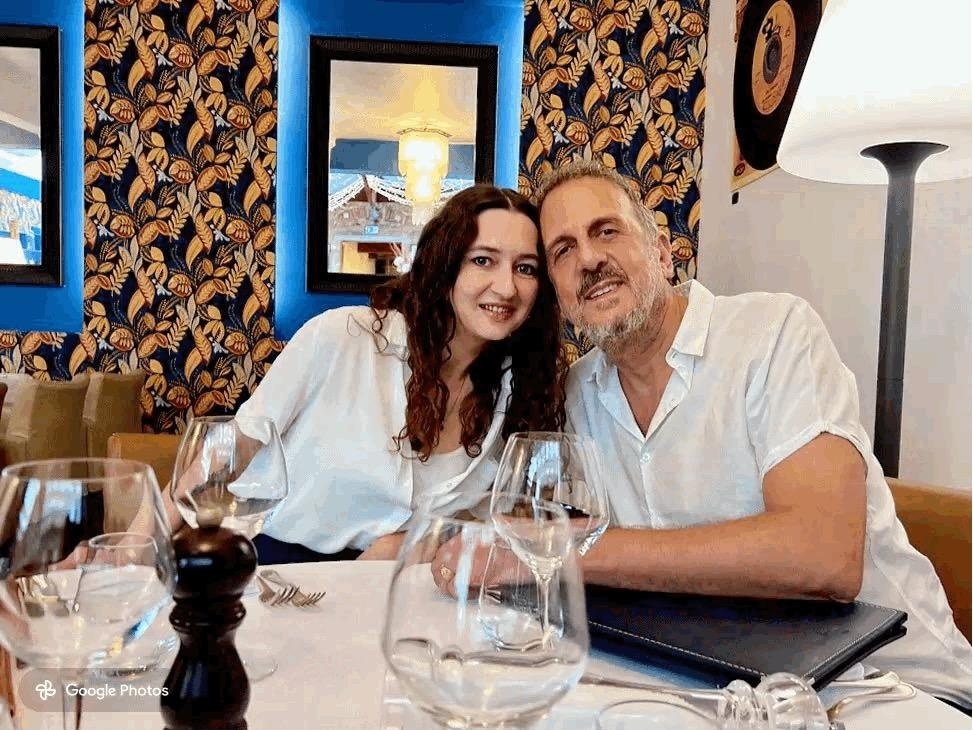 Aleksandra et Yann au restaurant